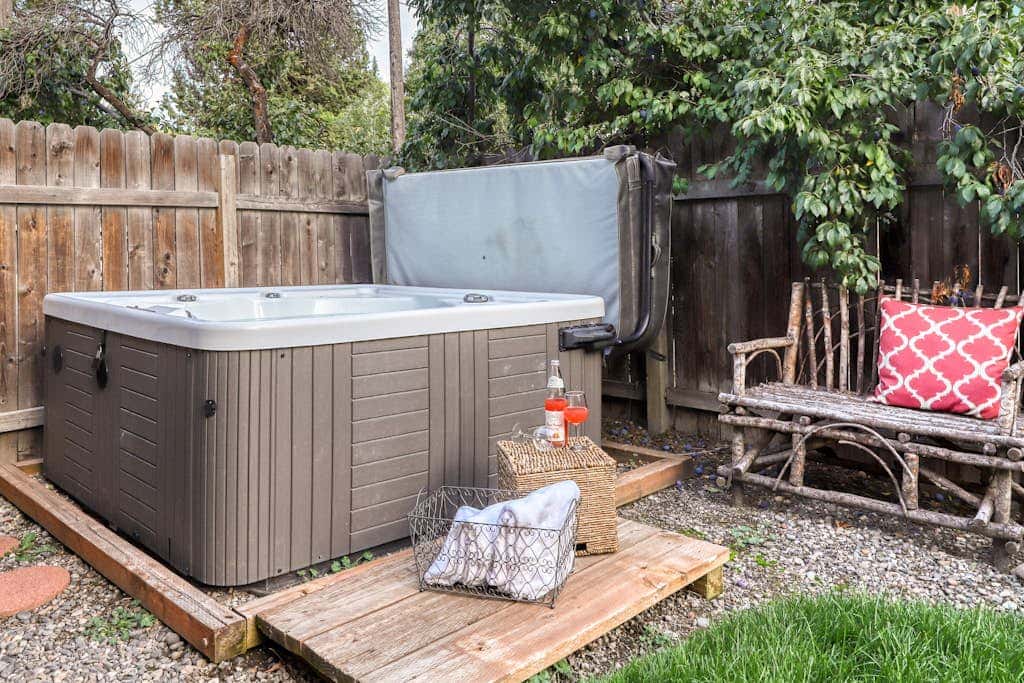 w/ private hot tub & easy access to downtown Bend