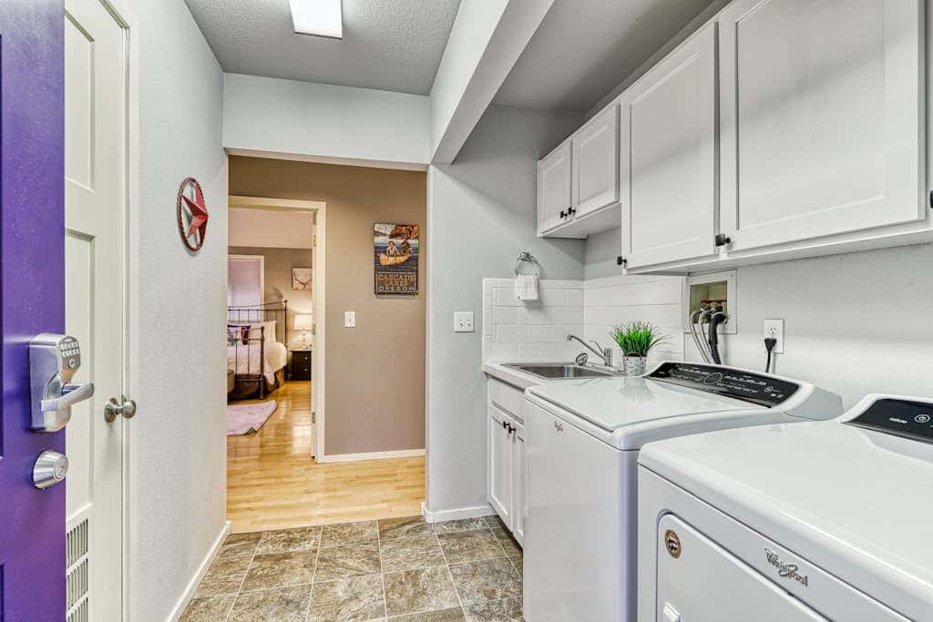 w/ private hot tub & easy access to downtown Bend
