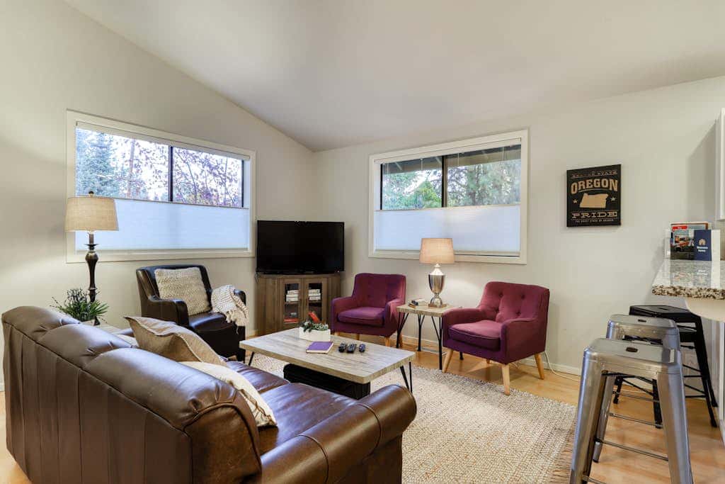 w/ private hot tub & easy access to downtown Bend
