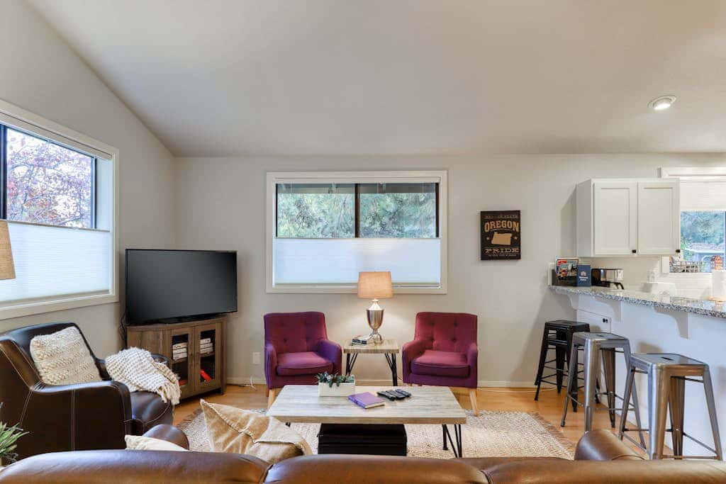 w/ private hot tub & easy access to downtown Bend