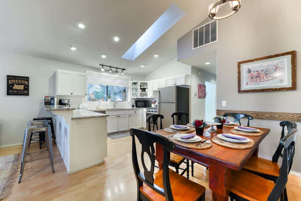 w/ private hot tub & easy access to downtown Bend