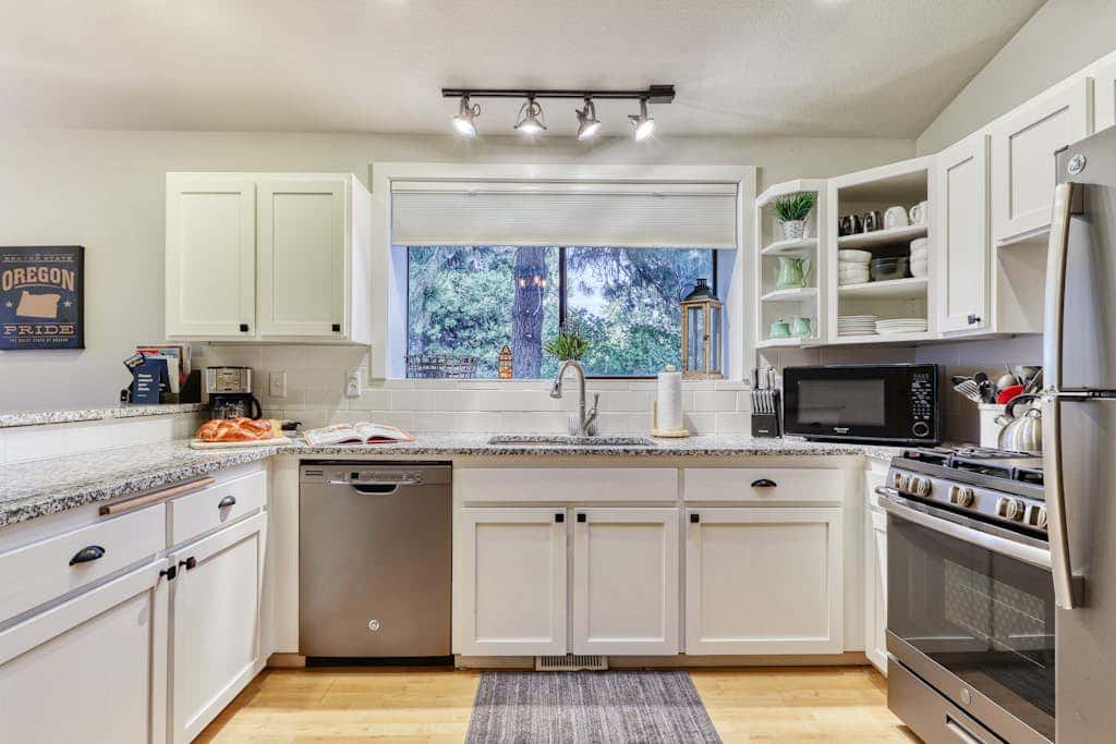 w/ private hot tub & easy access to downtown Bend