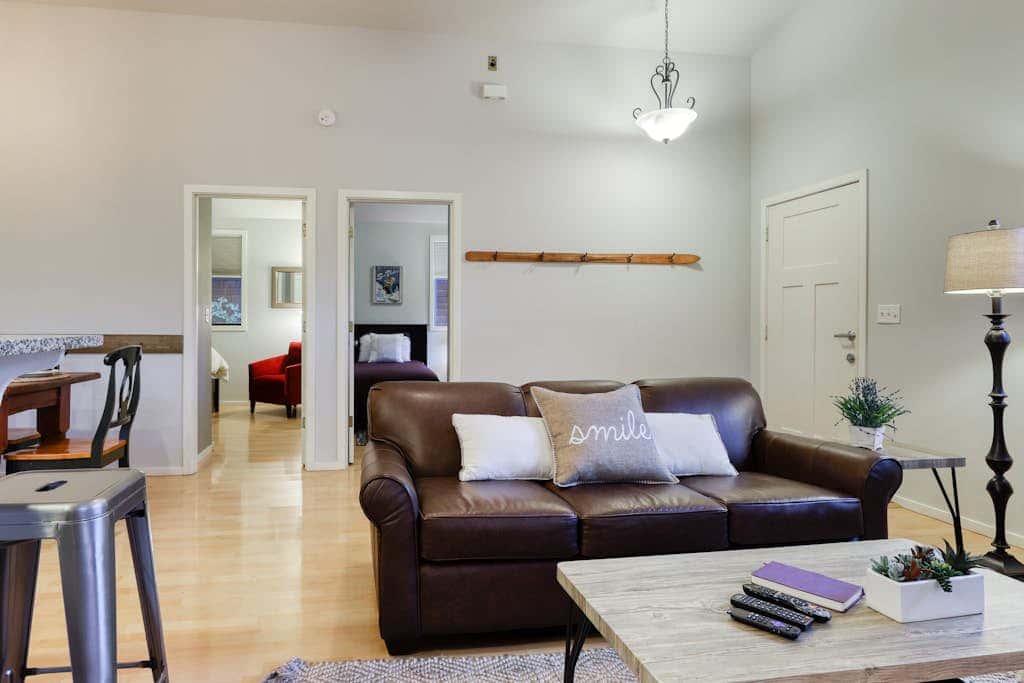w/ private hot tub & easy access to downtown Bend