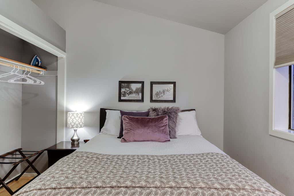 w/ private hot tub & easy access to downtown Bend