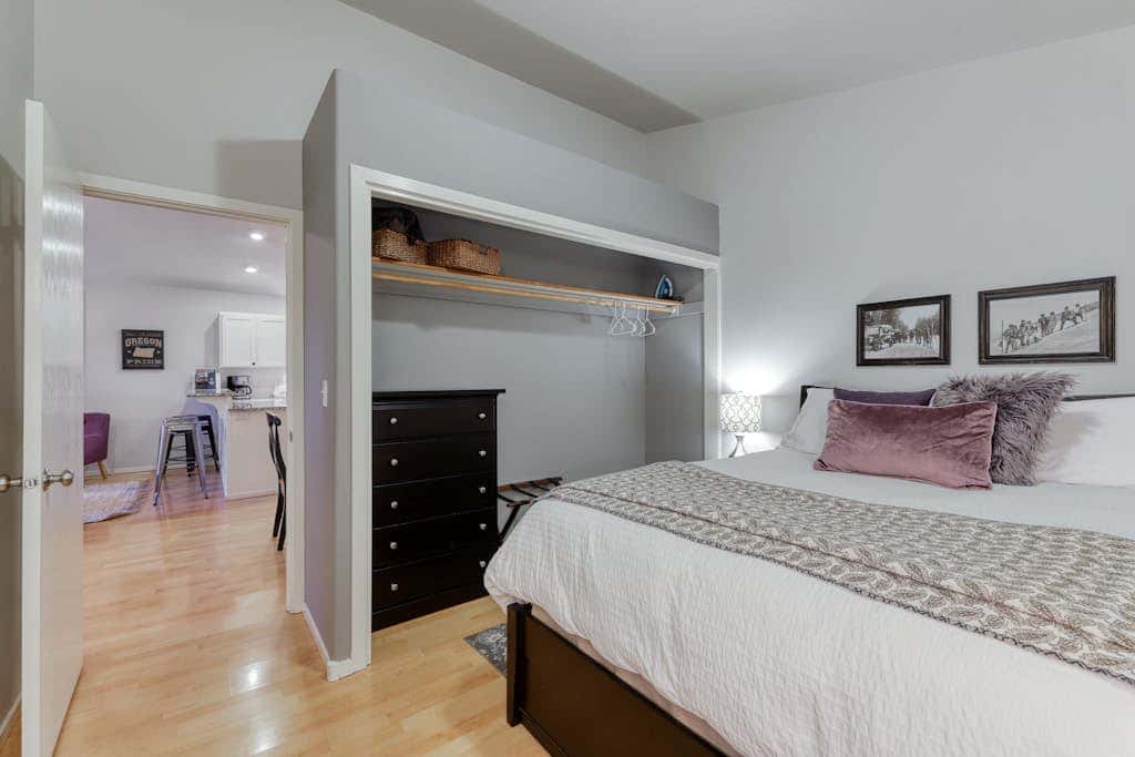 w/ private hot tub & easy access to downtown Bend