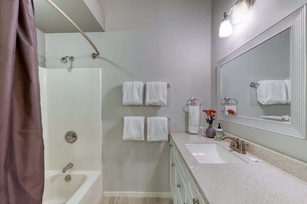 w/ private hot tub & easy access to downtown Bend