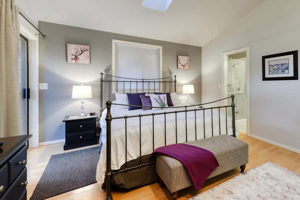 w/ private hot tub & easy access to downtown Bend