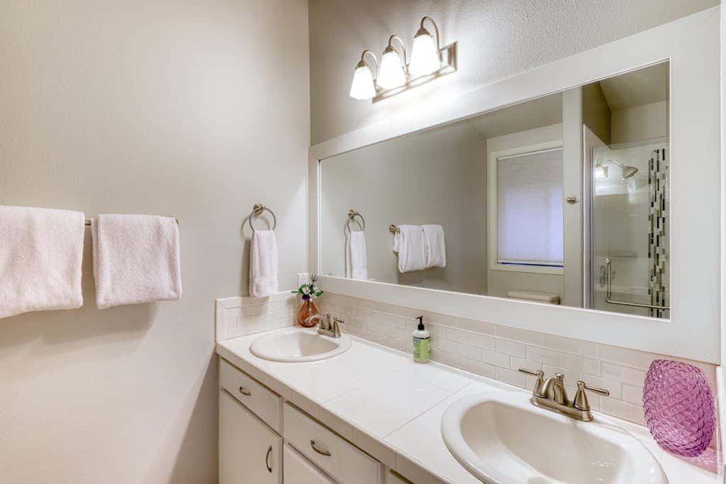 w/ private hot tub & easy access to downtown Bend