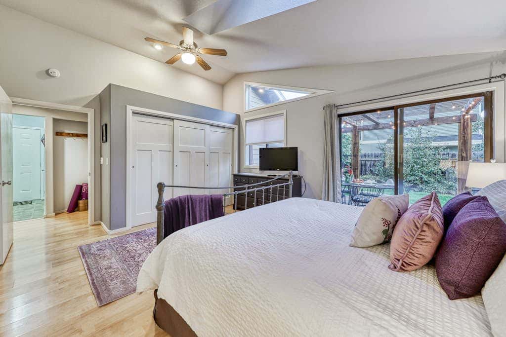 w/ private hot tub & easy access to downtown Bend
