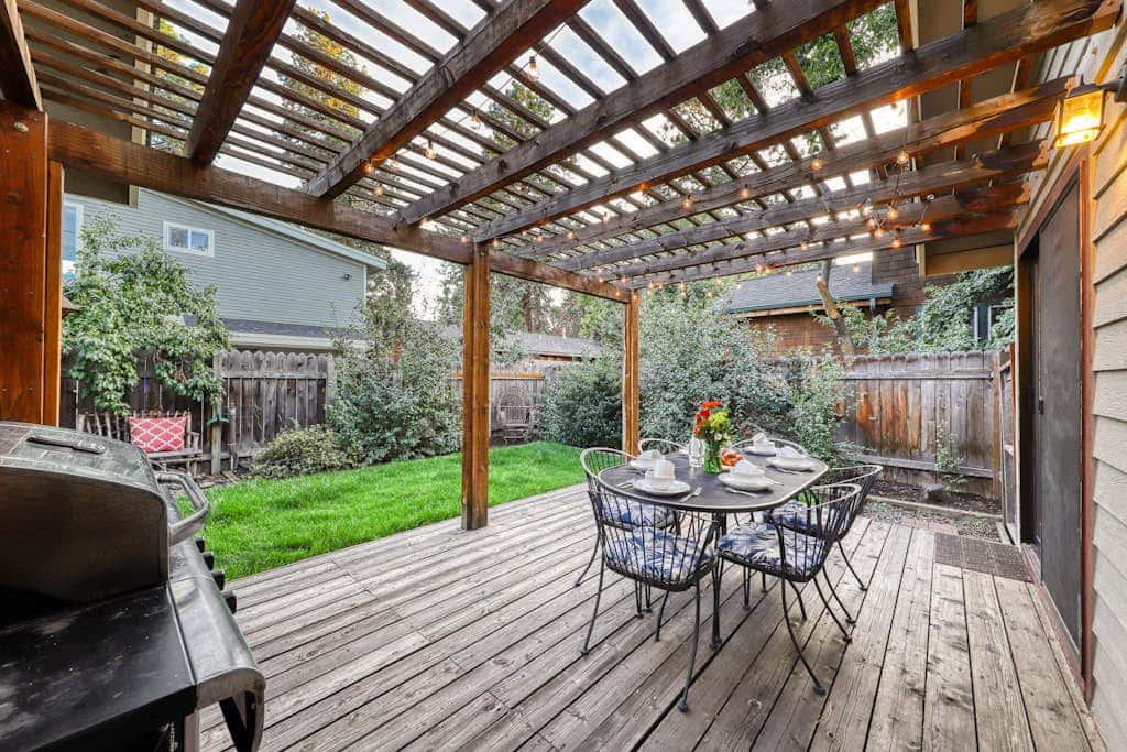 w/ private hot tub & easy access to downtown Bend