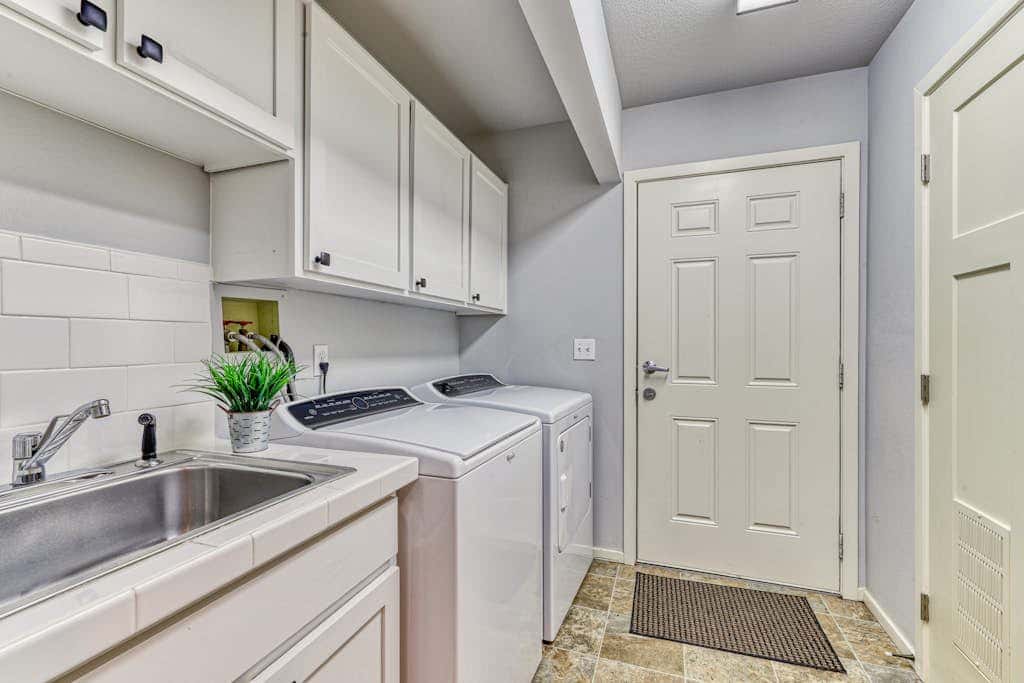 w/ private hot tub & easy access to downtown Bend