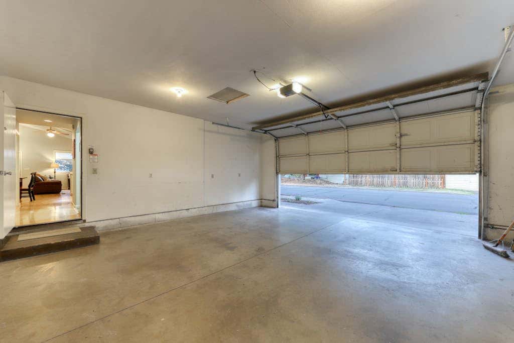 w/ private hot tub & easy access to downtown Bend