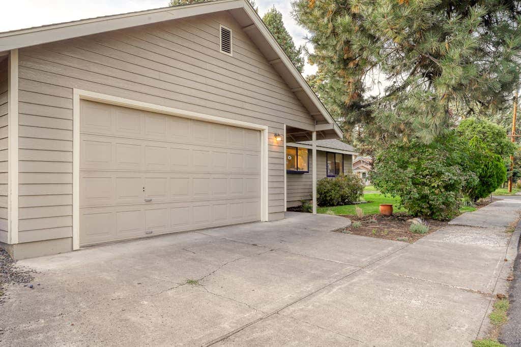 w/ private hot tub & easy access to downtown Bend