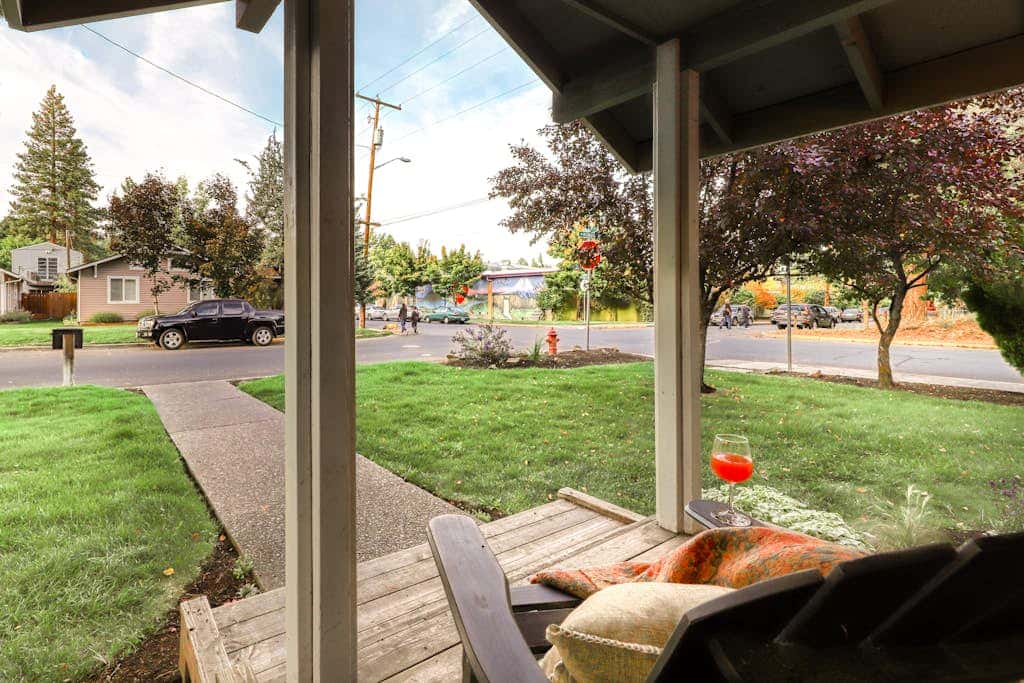 w/ private hot tub & easy access to downtown Bend