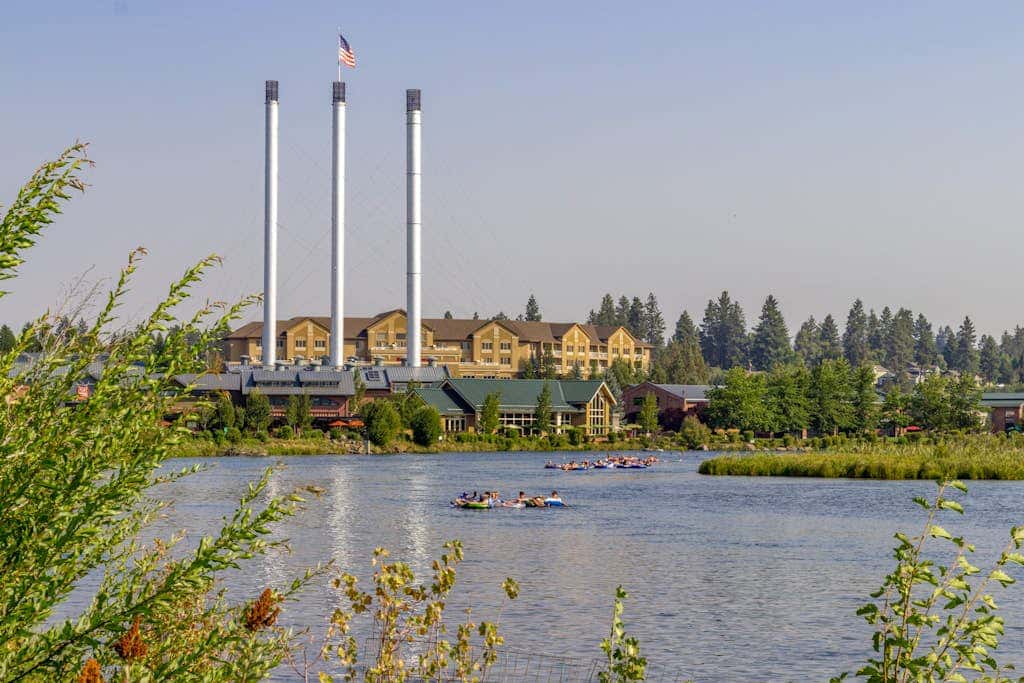 w/ private hot tub & easy access to downtown Bend