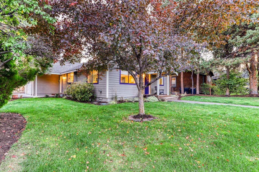 w/ private hot tub & easy access to downtown Bend