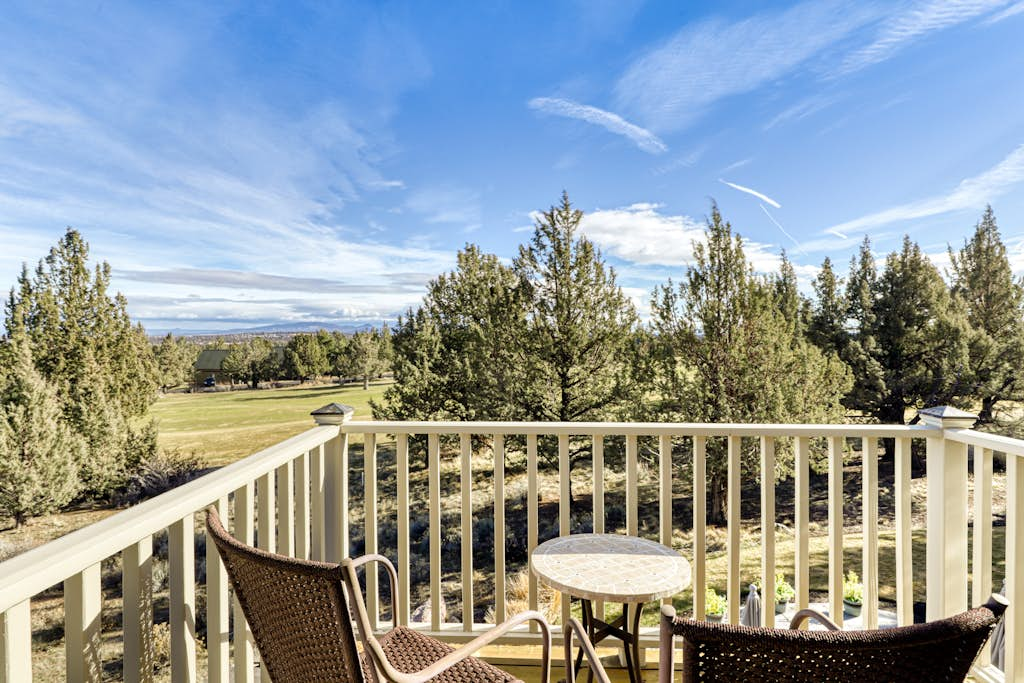 Charming home on golf course with shared pool, hot tub & resort amenities