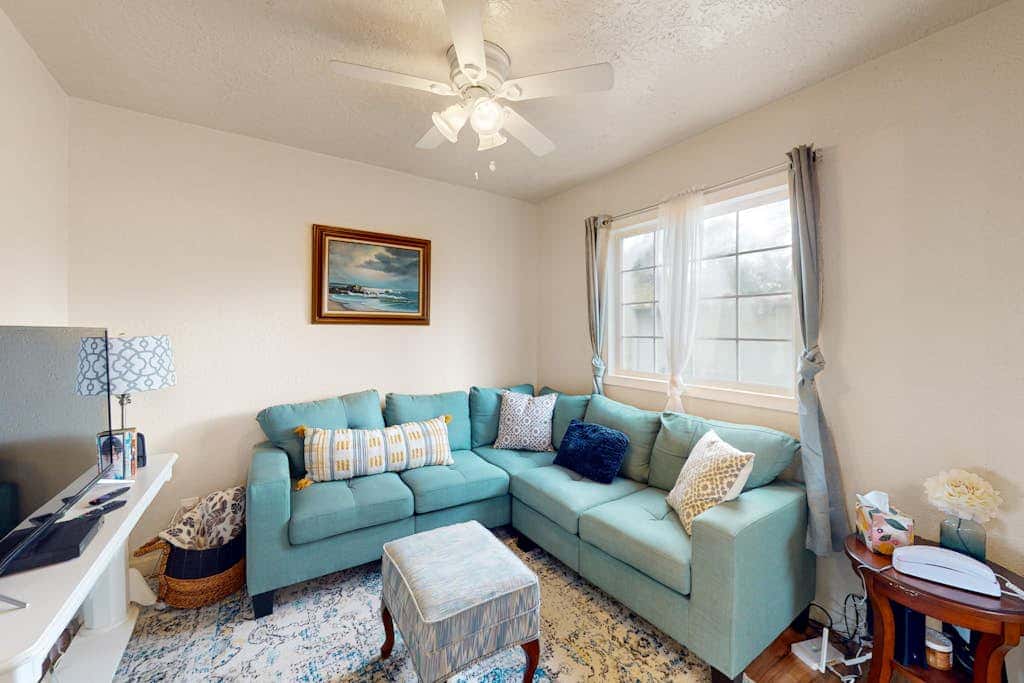 Charming, dog-friendly cottage withprivate gas grill, free WiFi, yard, and firepit