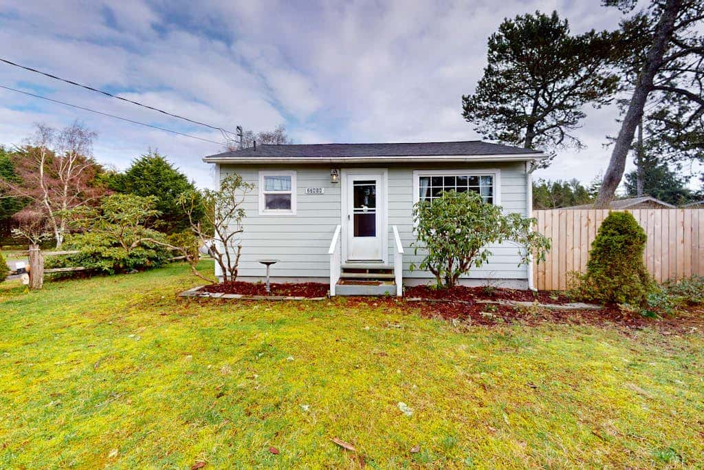 Charming, dog-friendly cottage withprivate gas grill, free WiFi, yard, and firepit