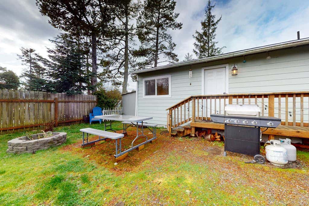 Charming, dog-friendly cottage withprivate gas grill, free WiFi, yard, and firepit