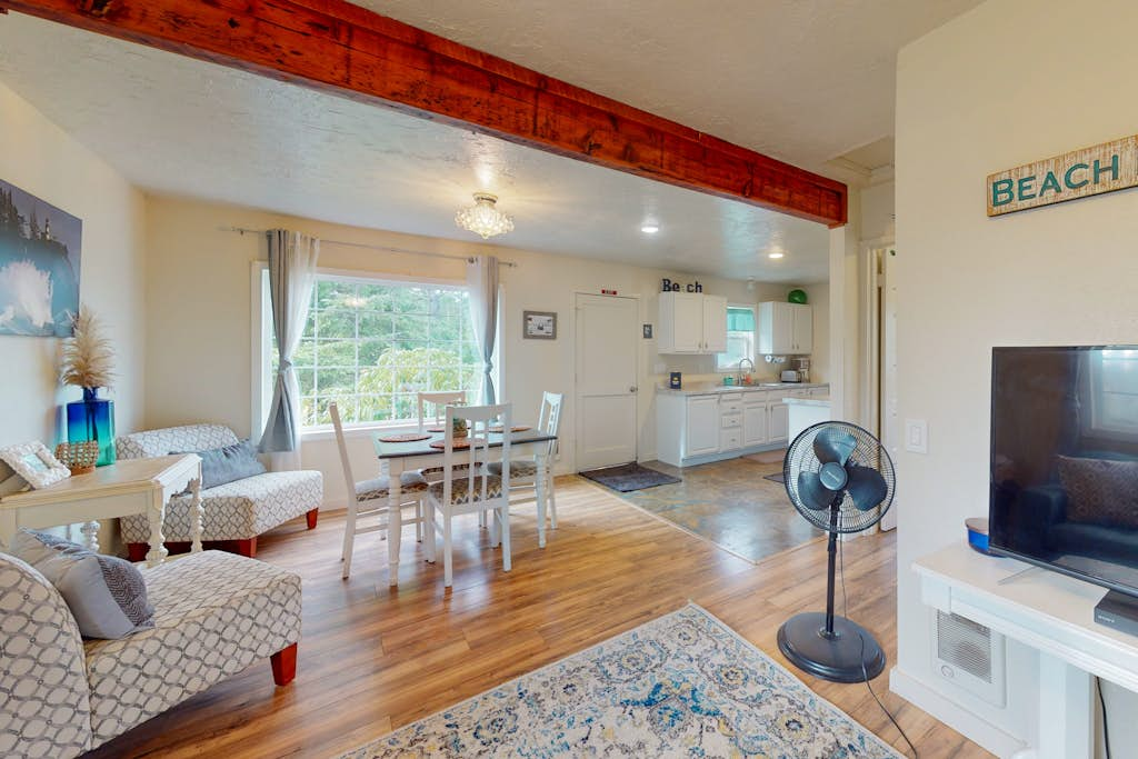 Charming, dog-friendly cottage withprivate gas grill, free WiFi, yard, and firepit