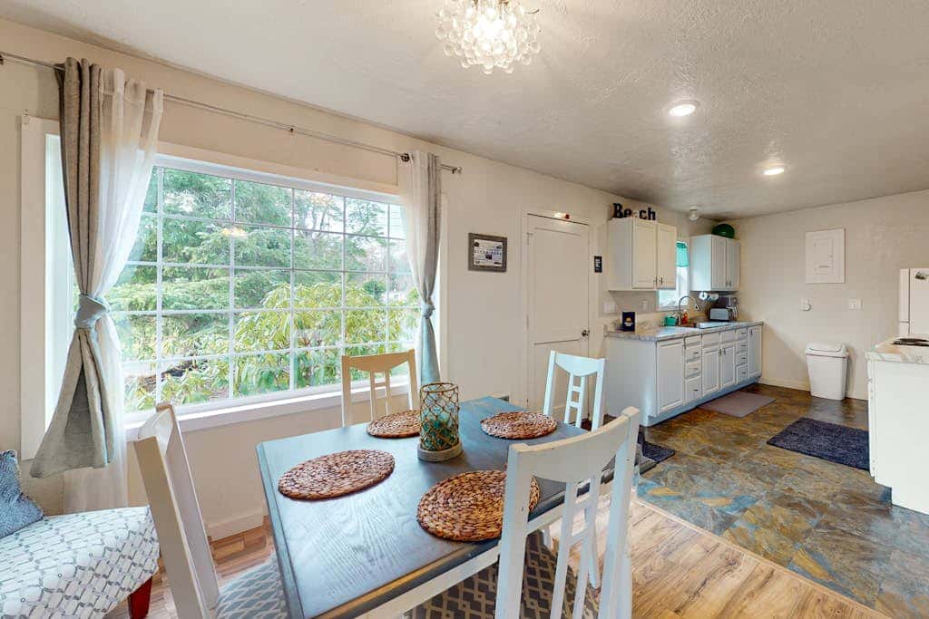 Charming, dog-friendly cottage withprivate gas grill, free WiFi, yard, and firepit