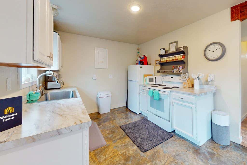 Charming, dog-friendly cottage withprivate gas grill, free WiFi, yard, and firepit