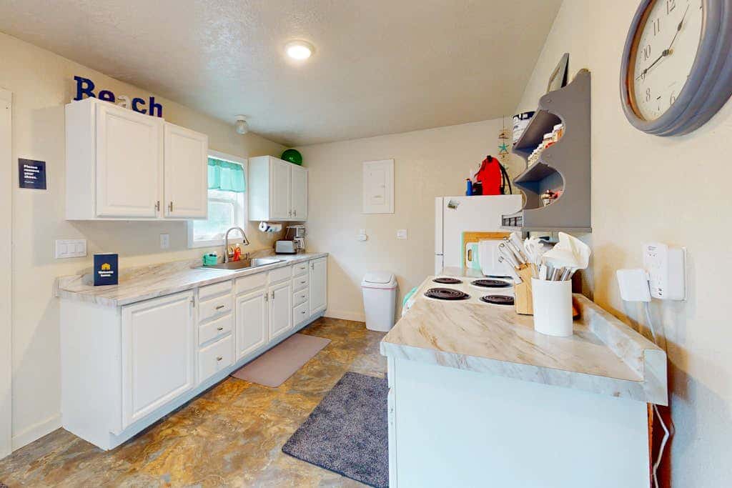 Charming, dog-friendly cottage withprivate gas grill, free WiFi, yard, and firepit