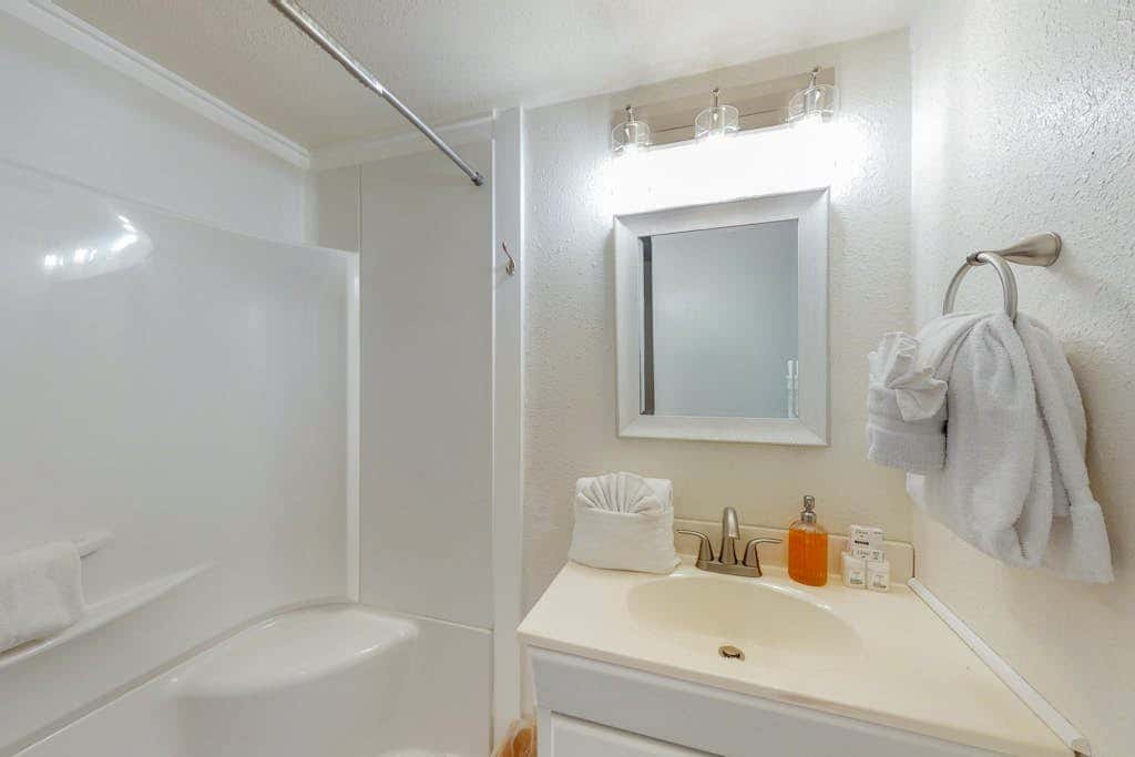 Charming, dog-friendly cottage withprivate gas grill, free WiFi, yard, and firepit