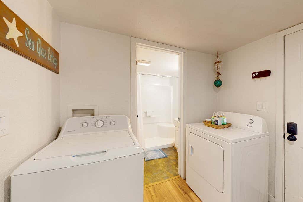 Charming, dog-friendly cottage withprivate gas grill, free WiFi, yard, and firepit