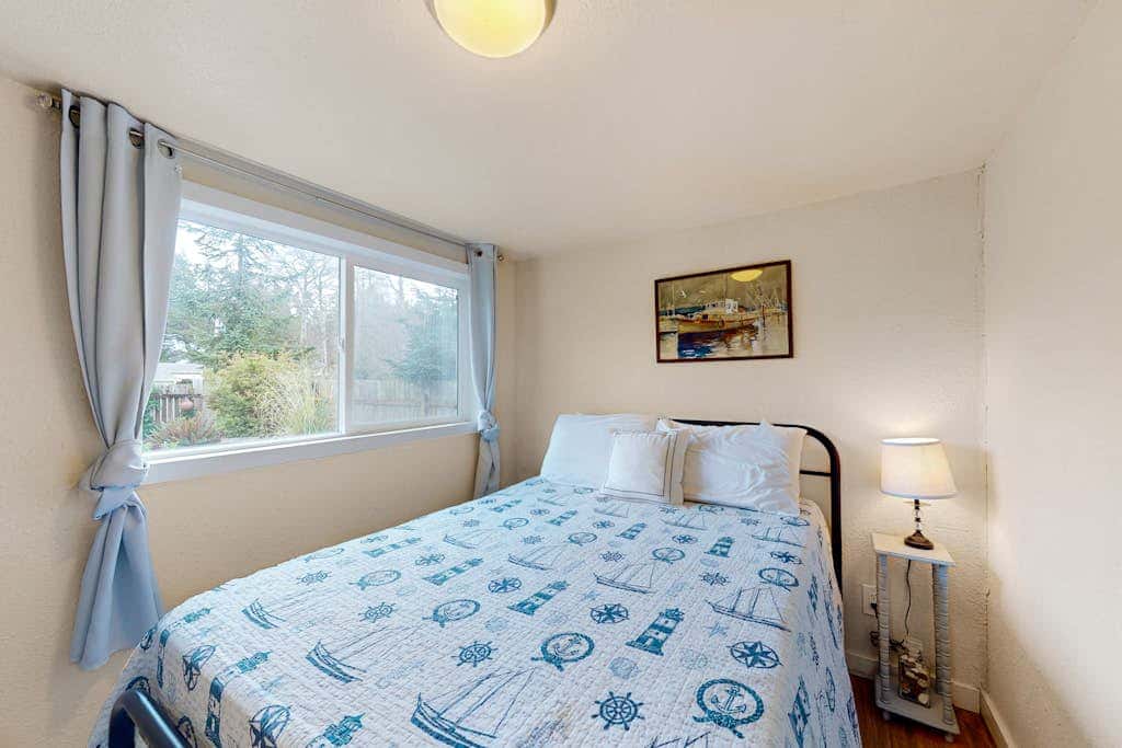 Charming, dog-friendly cottage withprivate gas grill, free WiFi, yard, and firepit
