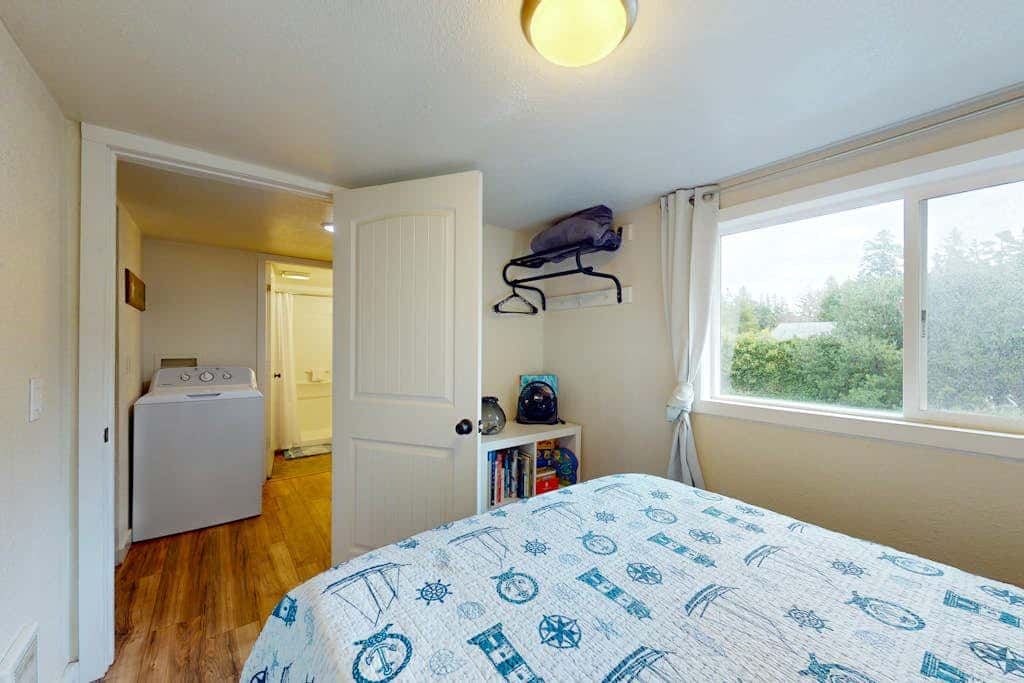 Charming, dog-friendly cottage withprivate gas grill, free WiFi, yard, and firepit