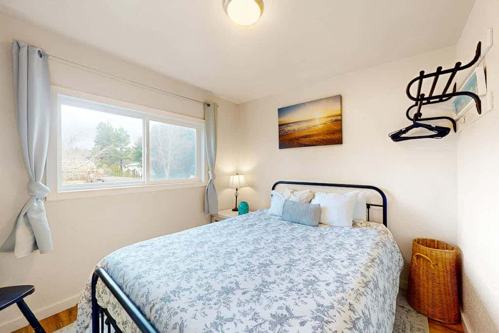 Charming, dog-friendly cottage withprivate gas grill, free WiFi, yard, and firepit