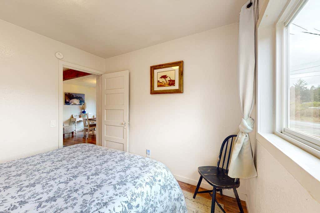 Charming, dog-friendly cottage withprivate gas grill, free WiFi, yard, and firepit