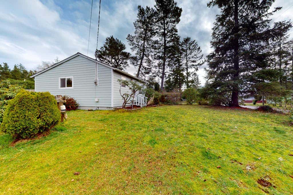 Charming, dog-friendly cottage withprivate gas grill, free WiFi, yard, and firepit