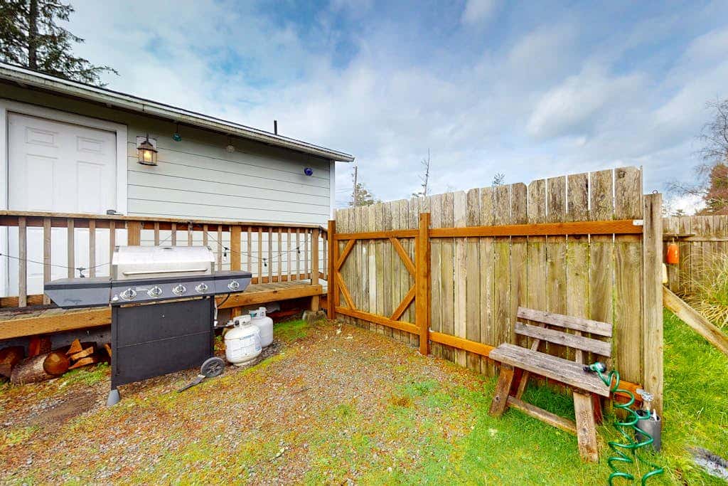 Charming, dog-friendly cottage withprivate gas grill, free WiFi, yard, and firepit