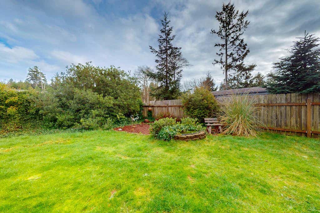 Charming, dog-friendly cottage withprivate gas grill, free WiFi, yard, and firepit