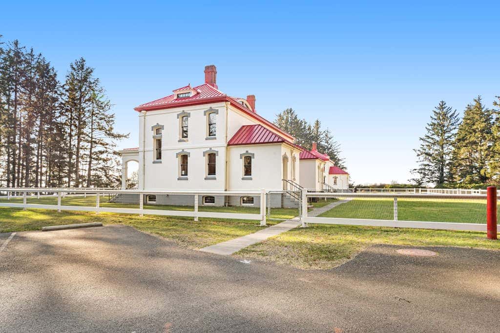 Charming, dog-friendly cottage withprivate gas grill, free WiFi, yard, and firepit