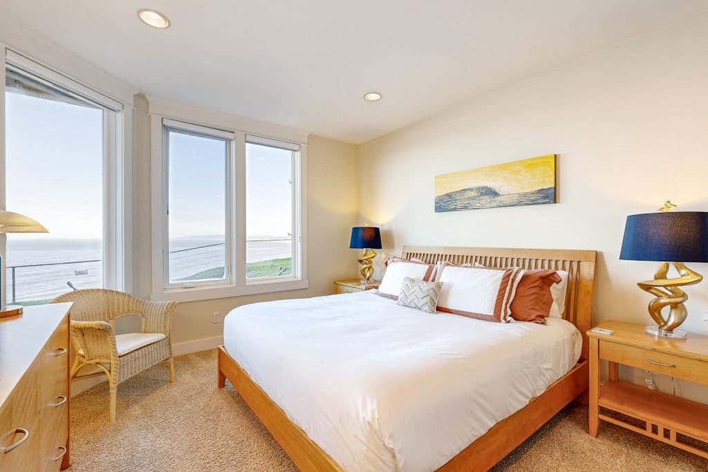 Oceanfront house in gated community with sea views