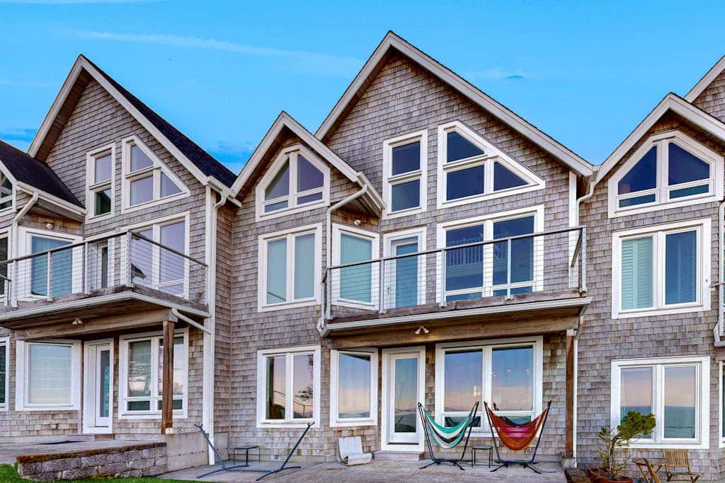 Oceanfront house in gated community with sea views