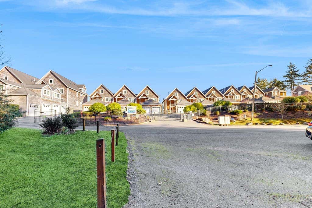 Oceanfront house in gated community with sea views