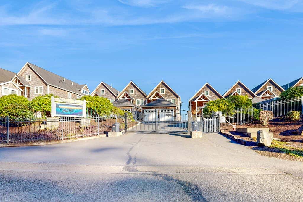 Oceanfront house in gated community with sea views