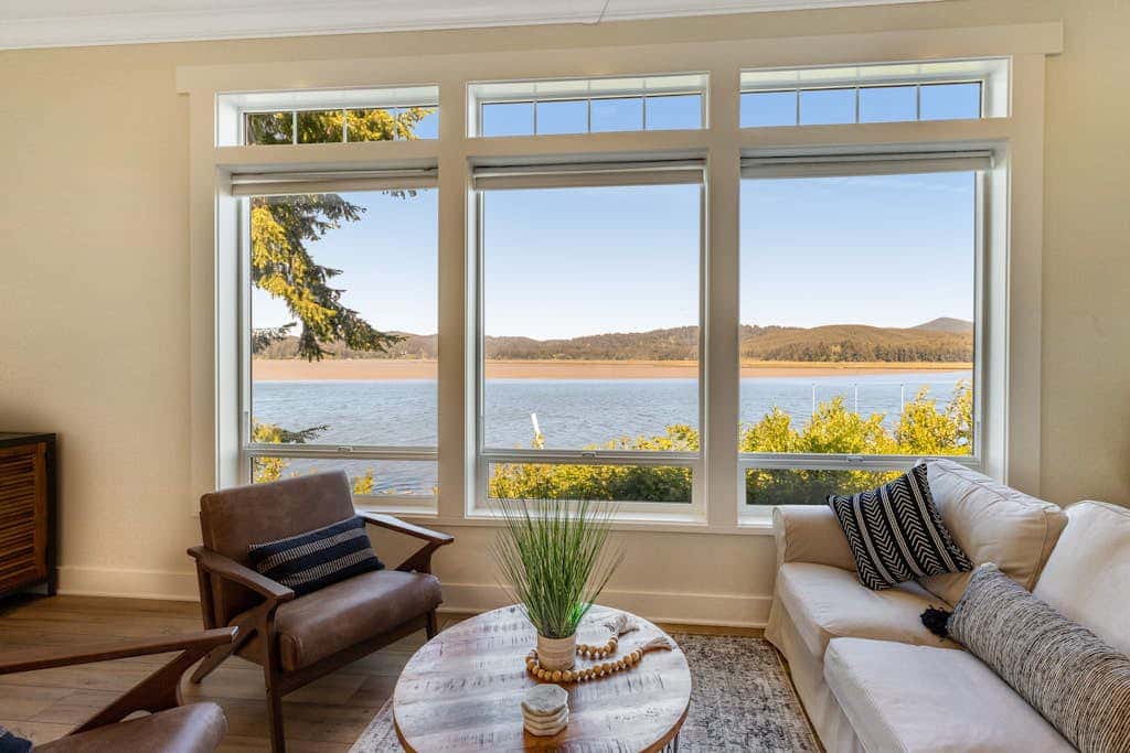 Waterfront home with amazing views & hot tub - public water access 1 mile away