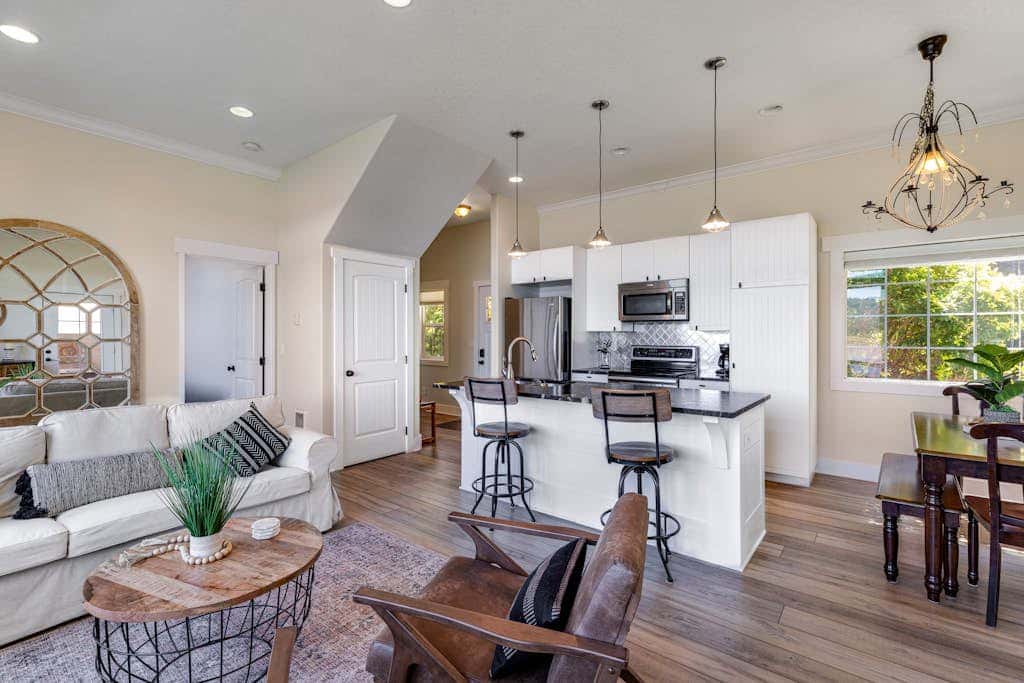 Waterfront home with amazing views & hot tub - public water access 1 mile away
