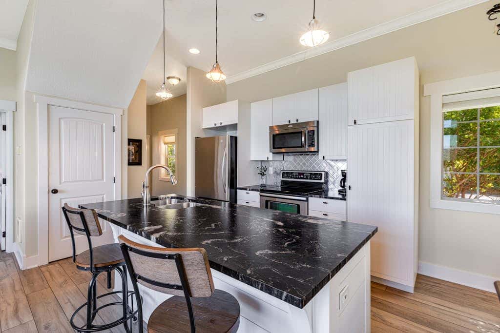 Waterfront home with amazing views & hot tub - public water access 1 mile away