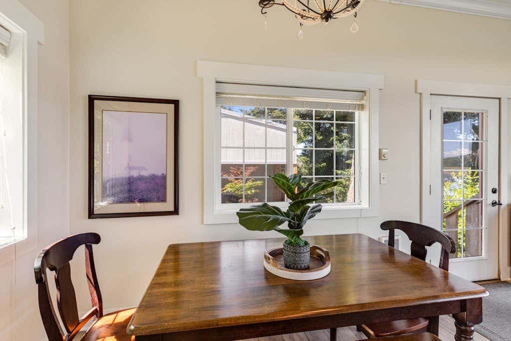 Waterfront home with amazing views & hot tub - public water access 1 mile away