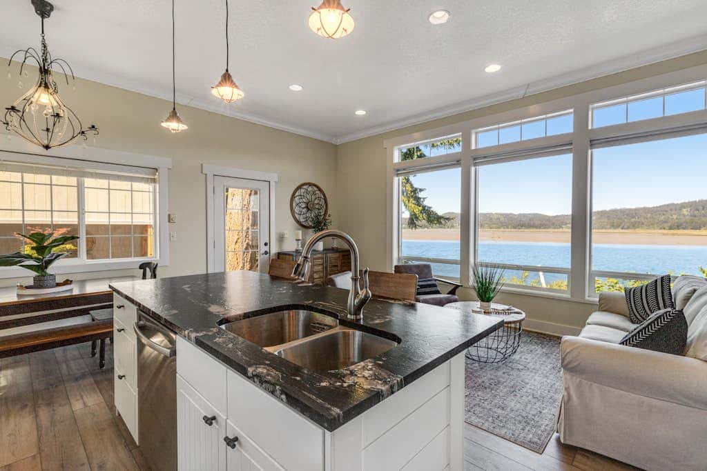 Waterfront home with amazing views & hot tub - public water access 1 mile away