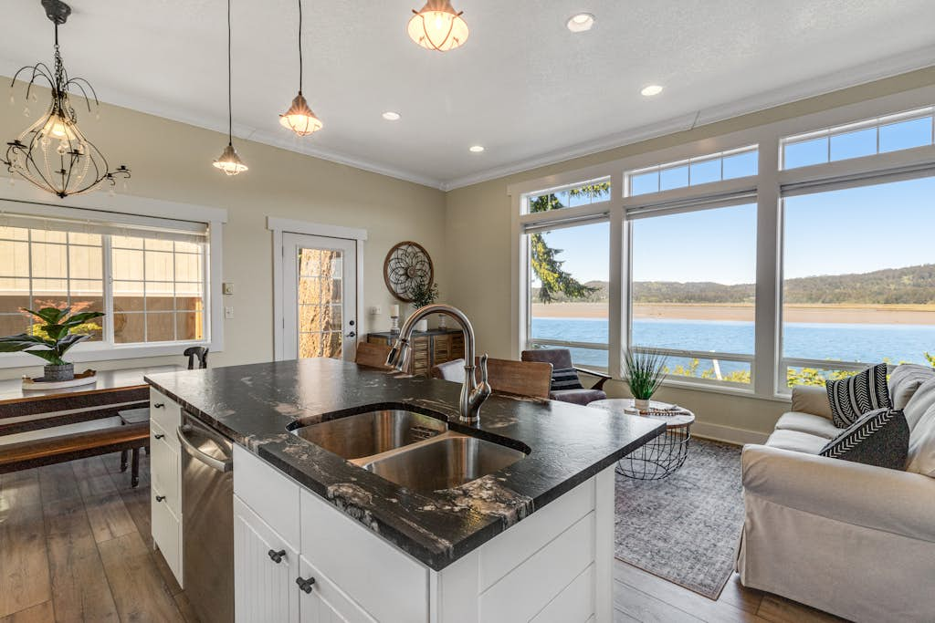 Waterfront home with amazing views & hot tub - public water access 1 mile away