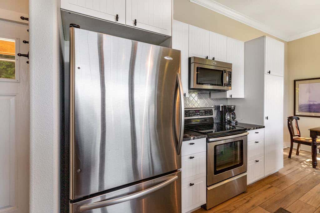 Waterfront home with amazing views & hot tub - public water access 1 mile away