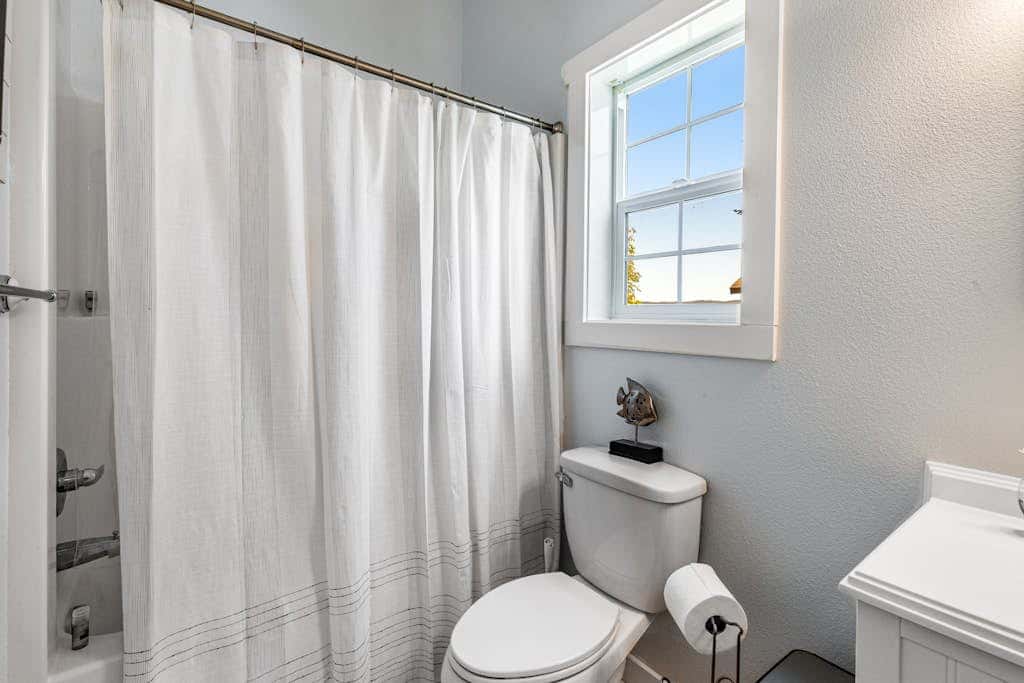 Waterfront home with amazing views & hot tub - public water access 1 mile away
